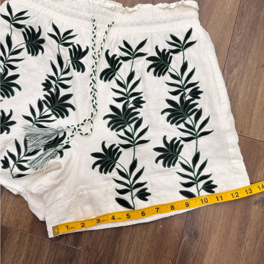 House of Harlow 1960 White Shorts with Green Leaf Embroidery - Picture 9 of 10